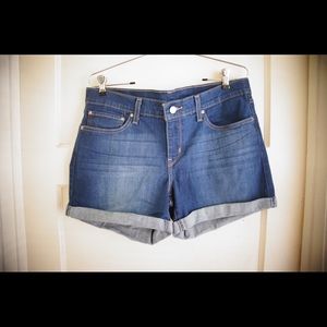 Women Levi’s Blue Denim Rolled Up Shorts size 31